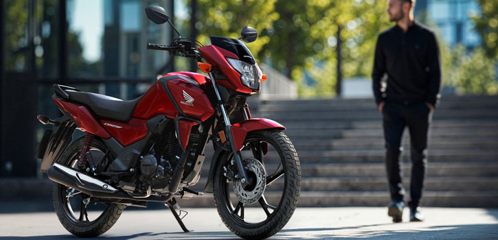 Honda CB125F na rok modelowy 2026 z szeregiem udoskonaleń inspirowanych dużymi motocyklami